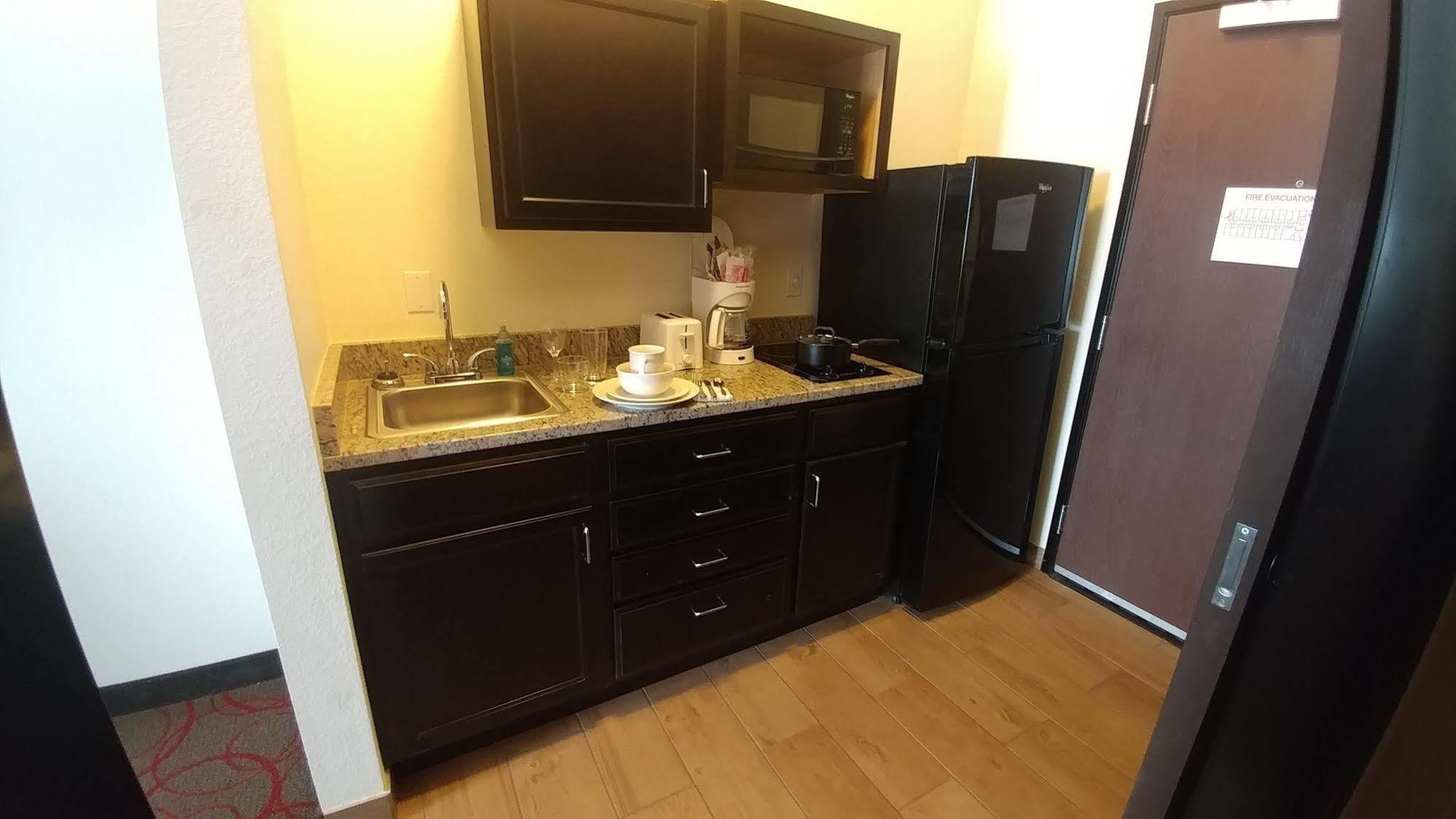 Inn At Hunters Run Watford City Bagian luar foto